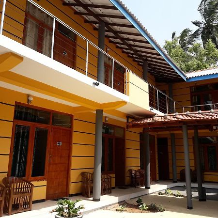 Blue Whale Nilaveli Bed & Breakfast Exterior photo